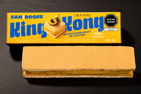 San Roque King Kong Peruvian turr&oacute;n made of cookie layers filled with manjar blanco and l&uacute;cuma, shown with packaging.
