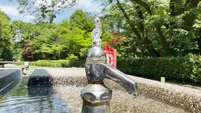 Water splashes from a polished metal spout