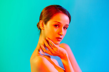 Obraz premium Colorful beauty portrait of elegant woman with glowing makeup