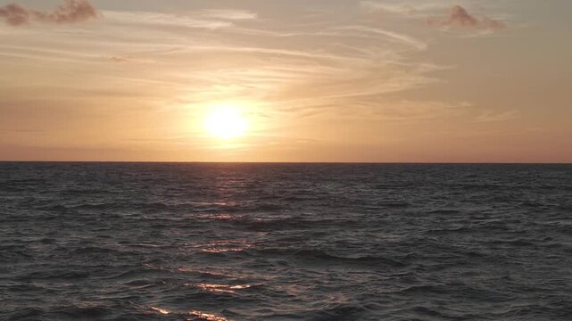 Nascer do Sol e mar.