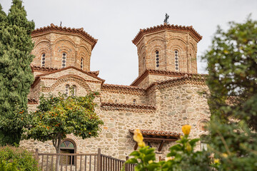 Fototapeta premium Historic buildings of the Monastery of Varlaam on the rock formations of Meteora.