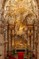 Obraz premium Vienna, Austria. Grand baroque high altar with golden rays and sculptures in Karlskirche