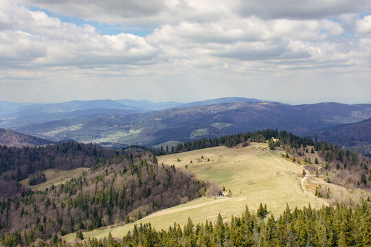  Panorama z wieży widokowej na szczycie Gorca; Gorczański Park Narodowy; wiosna