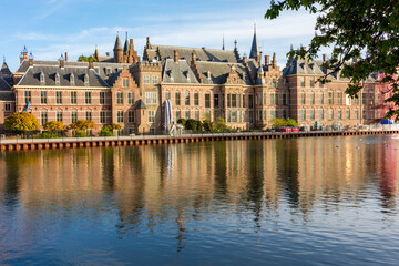 Obraz premium Binnenhof palace (residence of Prime Minister and Dutch parliament) at Court pond (Hofvijver), Hague, Netherlands