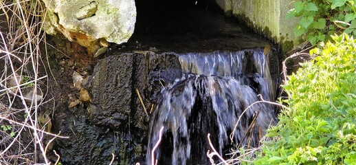  Płynąca woda po ścianie Water flowing down the wall © mobile