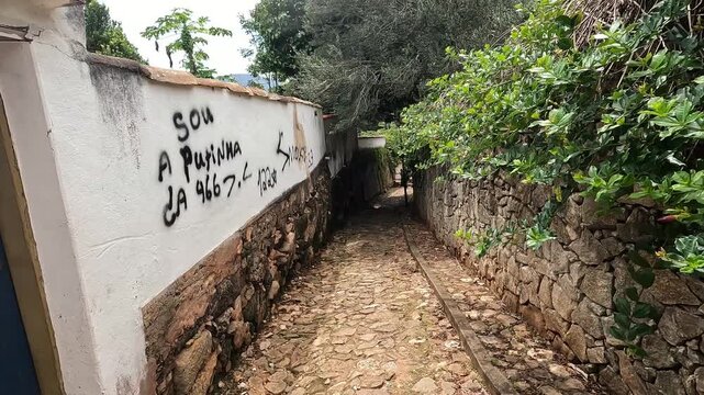 caminhando pelas ruas da cidade de Tiradentes, Estado de Minas Gerais, Brasil