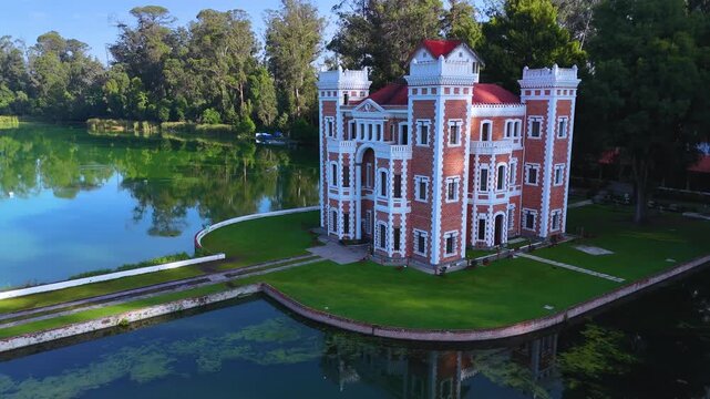 Chautla, Puebla: Gillow Castle, situated in the middle of a tranquil lake on the former Hacienda de Chautla. The historic building is perfectly reflected in the water, surrounded by a dense forest.