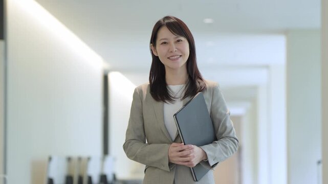 カメラ目線で微笑む女性