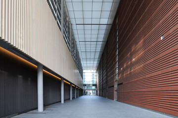 Fototapeta premium モダンなビルの屋内通路 奥行きのある幾何学的な建築 