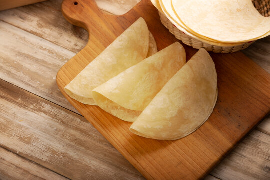 Flour Tortillas, called Tortillas de Harina, is a flat bread made with wheat flour and lard or butter, without yeast, and widely consumed daily in Mexico, especially in the north of the country.