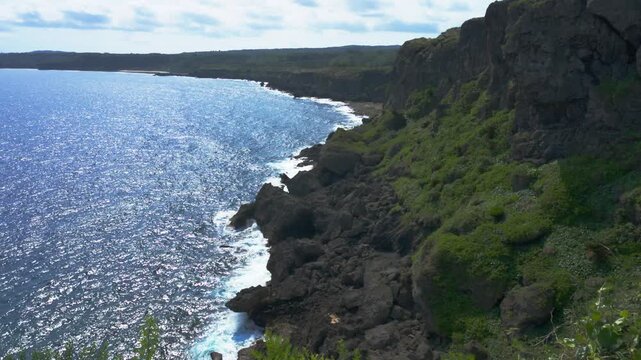 沖永良部島・田皆岬の雄大な断崖絶壁と太陽の光がきらめく海