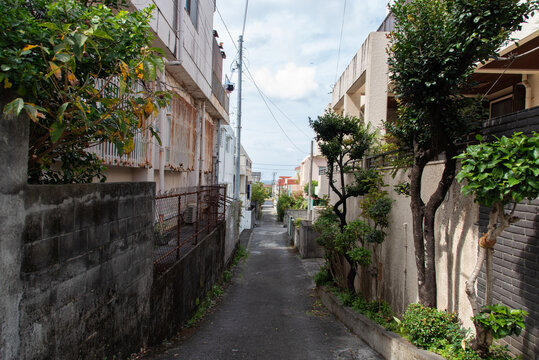 電柱や電線のある路地裏の直線の抜け道