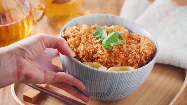 カツ丼 三つ葉を添えたとんかつの卵とじ丼