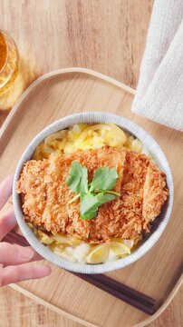 カツ丼 三つ葉を添えたとんかつの卵とじ丼