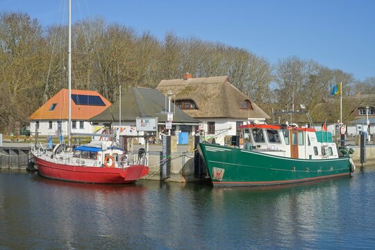 Hafen, Fischerboote, Kloster, Insel Hiddensee, Mecklenburg-Vorpommern, Deutschland