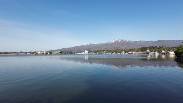 加茂湖と山