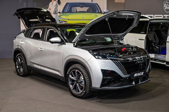 Donfeng Aeolus Mage displayed at motorshow with open hood and stylish design features