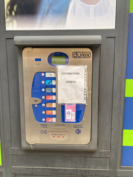 Durex vending machine experiencing malfunction in Cremona, Italy, showing distributore guasto sign