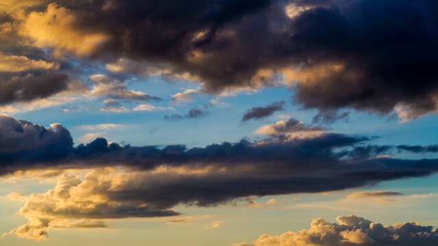 Coucher de soleil dans un ciel nuageux