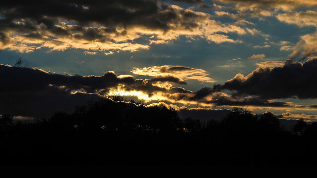 Coucher de soleil dans un ciel nuageux