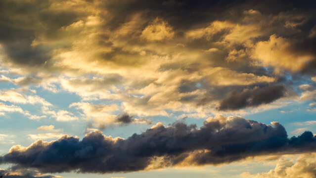 Coucher de soleil dans un ciel nuageux