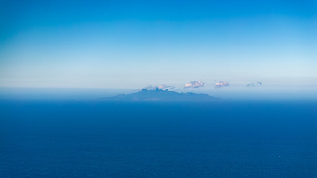 magnifique vue a&eacute;rienne montrant  &agrave; l'horizon l'ile de UA POU et ces pitons l&eacute;gendaires par beau temps et visibilit&eacute; exceptionelle