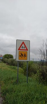 Europ&auml;isches Warnschild Achtung Kinder und Schulweg an einer italienischen Landstra&szlig;e