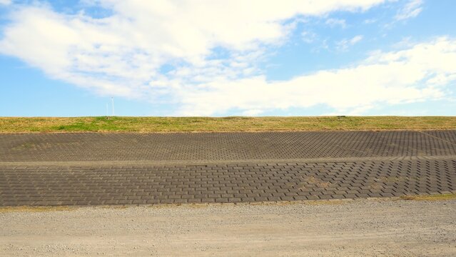 冬の江戸川土手の護岸と砂利道風景