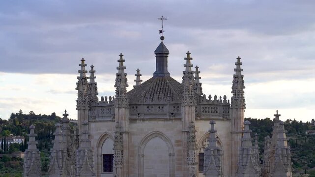 Detalle cimborrio octogonal de la torre de la iglesia de San Juan de los Reyes en Toledo, Castilla la Mancha, Espa&ntilde;a. Mayo de 2026.