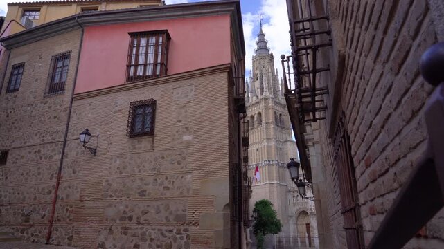 Detalle de la torre de la catedral de Toledo entre calles estrechas.