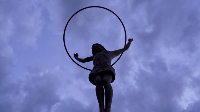 Escultura 'La Ascensi&oacute;n', conocida como 'El Cristo del hula hoop', junto a la iglesia de San Juan de los Reyes en Toledo, Castilla la Mancha, Espa&ntilde;a. Mayo de 2026.
