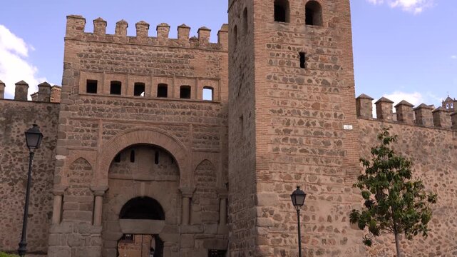 Fachada norte del cuerpo interior de la Puerta de Bisagra con el escudo de la &laquo;Ciudad Imperial&raquo; en Toledo, Castilla la Mancha, Espa&ntilde;a. Mayo de 2026.