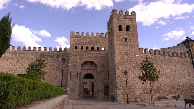 Fachada norte del cuerpo interior de la Puerta de Bisagra con el escudo de la &laquo;Ciudad Imperial&raquo; en Toledo, Castilla la Mancha, Espa&ntilde;a. Mayo de 2026.