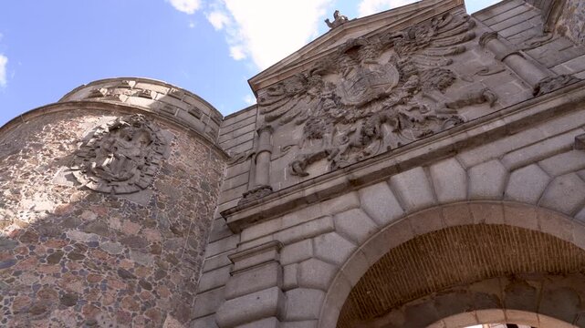 Puerta de Bisagra con el escudo de la &laquo;Ciudad Imperial&raquo; en Toledo, Castilla la Mancha, Espa&ntilde;a. Mayo de 2026.