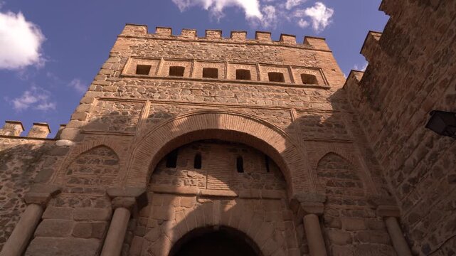 Fachada norte del cuerpo interior de la Puerta de Bisagra con el escudo de la &laquo;Ciudad Imperial&raquo; en Toledo, Castilla la Mancha, Espa&ntilde;a. Mayo de 2026.