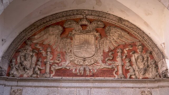 Puerta de Bisagra con el escudo de la &laquo;Ciudad Imperial&raquo; en Toledo, Castilla la Mancha, Espa&ntilde;a. Mayo de 2026.