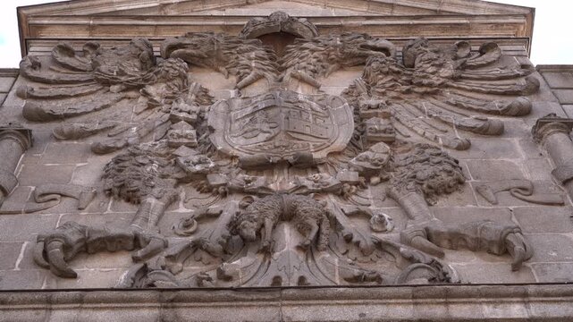Puerta de Bisagra con el escudo de la &laquo;Ciudad Imperial&raquo; en Toledo, Castilla la Mancha, Espa&ntilde;a. Mayo de 2026.