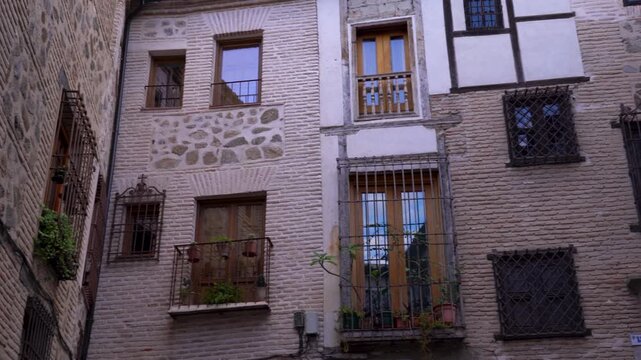 Detalle de una calle estrecha del centro hist&oacute;rico de Toledo, Castilla la Mancha, Espa&ntilde;a. Abril de 2026.