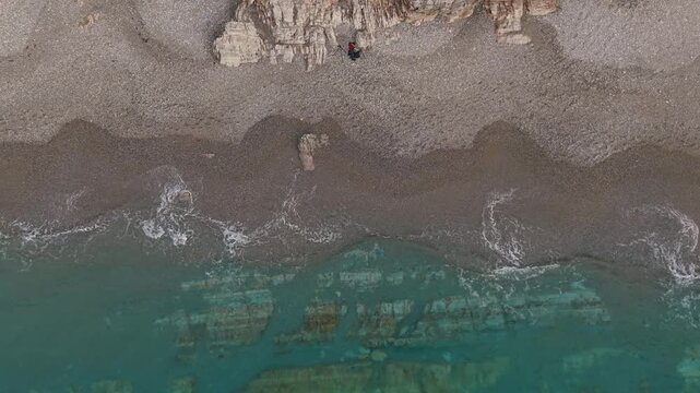 Vista cenital de playa con acantilados