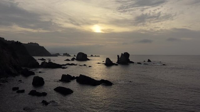 Playa de Rocas, playa del Silencio en Asturias sol poni&eacute;ndose