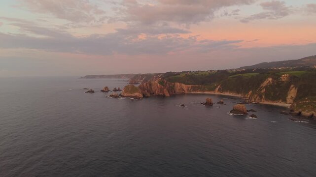 Atardecer en costa asturiana con acantilados y mar, vista dron