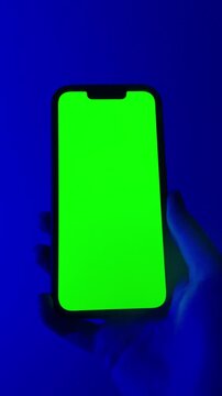 phone mockup vertical video. phone mockup greenscreen. hand holding phone mockup green screen.