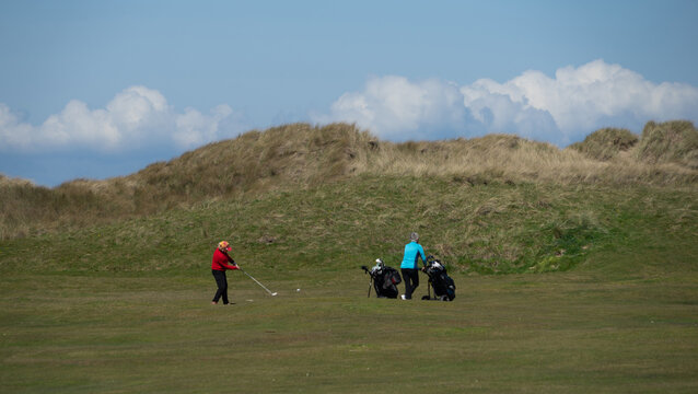 Women playing golf in Ynyslas at the Dyfi estuary, near Borth and Aberystwyth, Ceredigion,Wales,UK