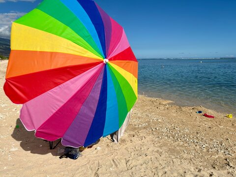 Parasol arc-en-ciel sur plage de la Saline, &Icirc;le de la R&eacute;union 