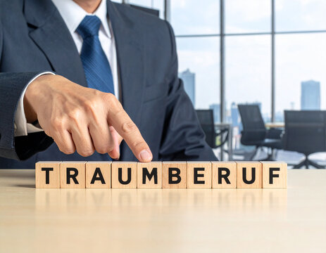 Traumberuf - Geschäftsmann zeigt auf den Text "Traumberuf"