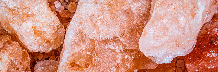 Fototapeta premium Rocks and crystals form natural salt deposits in a bright, clear setting during daylight hours