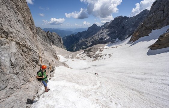Mountaineer on a snowfield, mountain basin with glacier remnant of the H&ouml;llentalferner, H&ouml;llental, rocky mountain peaks, H&ouml;llental, Bavaria, Germany