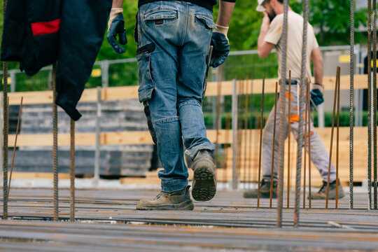 Bauarbeiter auf Gro&szlig;baustelle