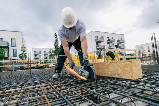 Bauarbeiter auf Gro&szlig;baustelle