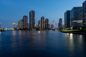 東京の夜景と高層ビル群と川のリフレクション © TOSHIAKI ISHII